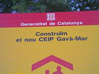 Cartel de la Generalitat de Catalunya anunciando la construcci&oacute;n de la nueva escuela p&uacute;blica de Gav&agrave; Mar